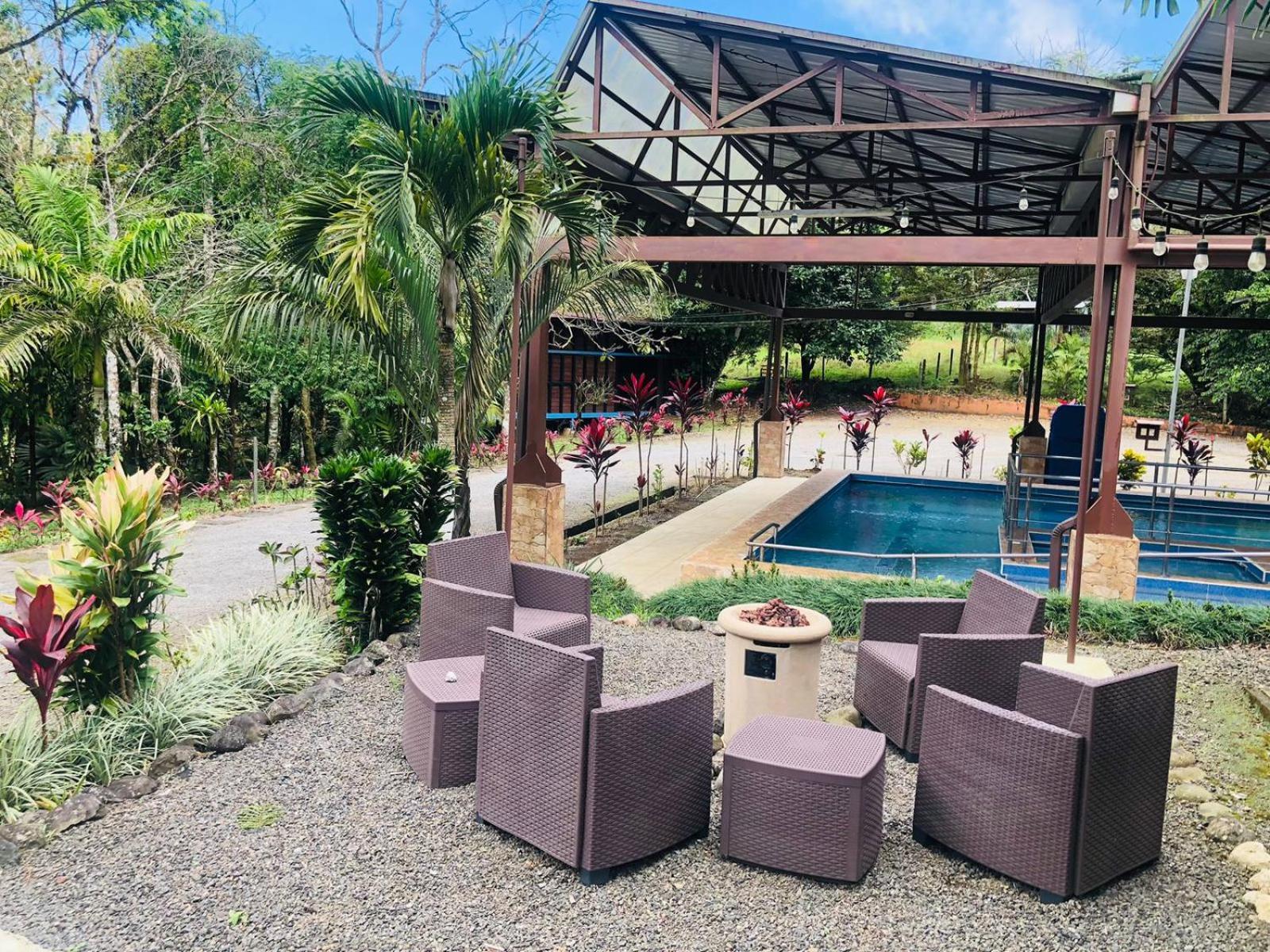 Avita Lodge Quesada  Buitenkant foto