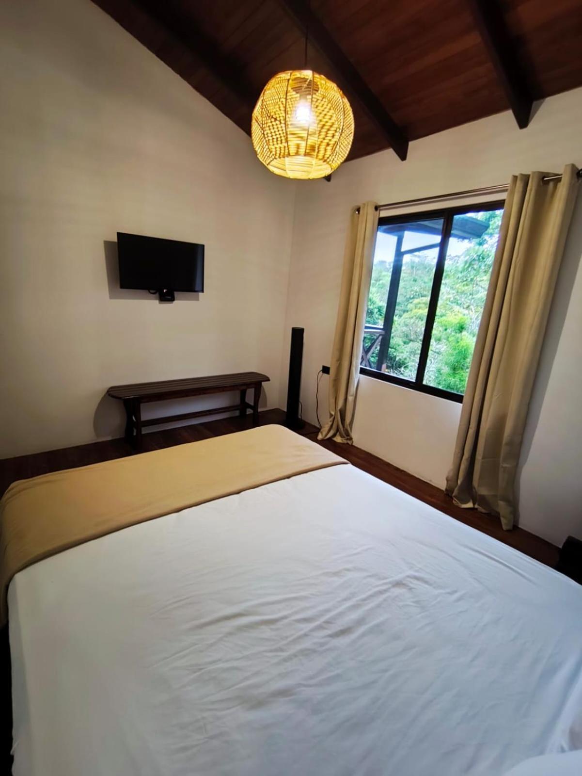 Avita Lodge Quesada  Buitenkant foto