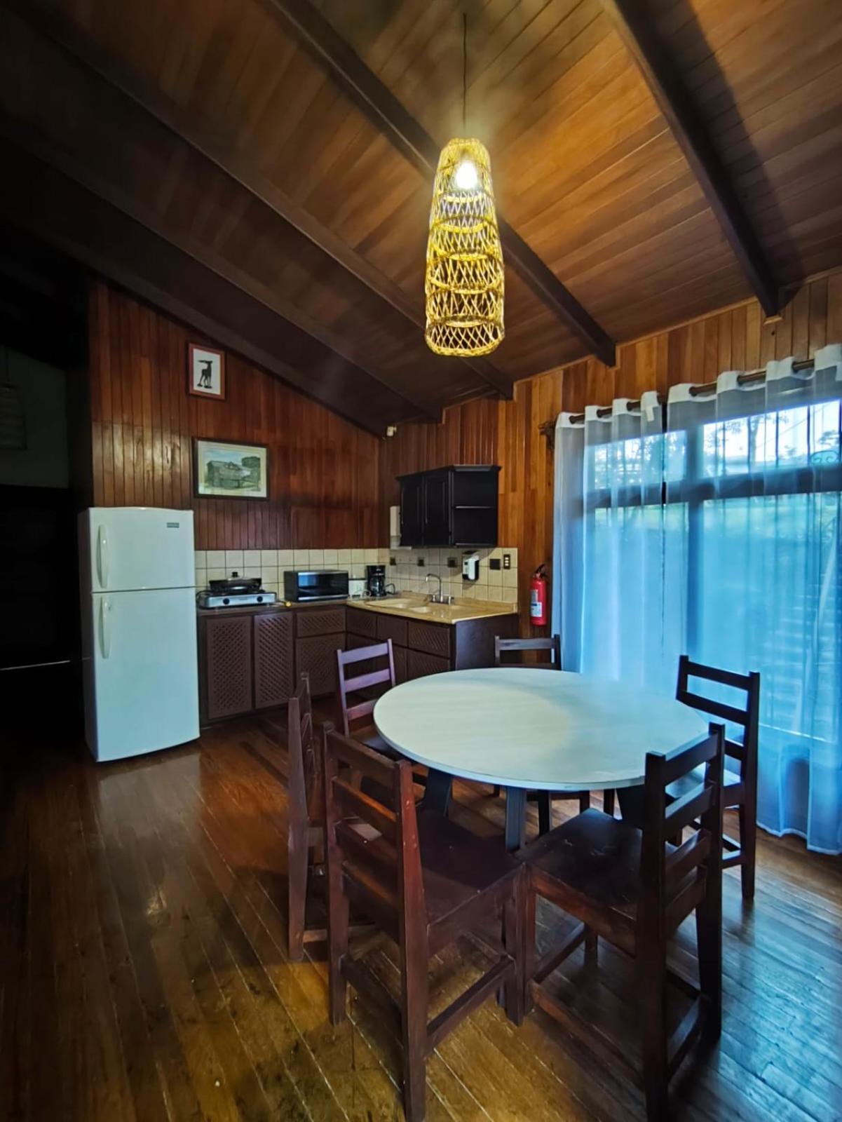 Avita Lodge Quesada  Buitenkant foto